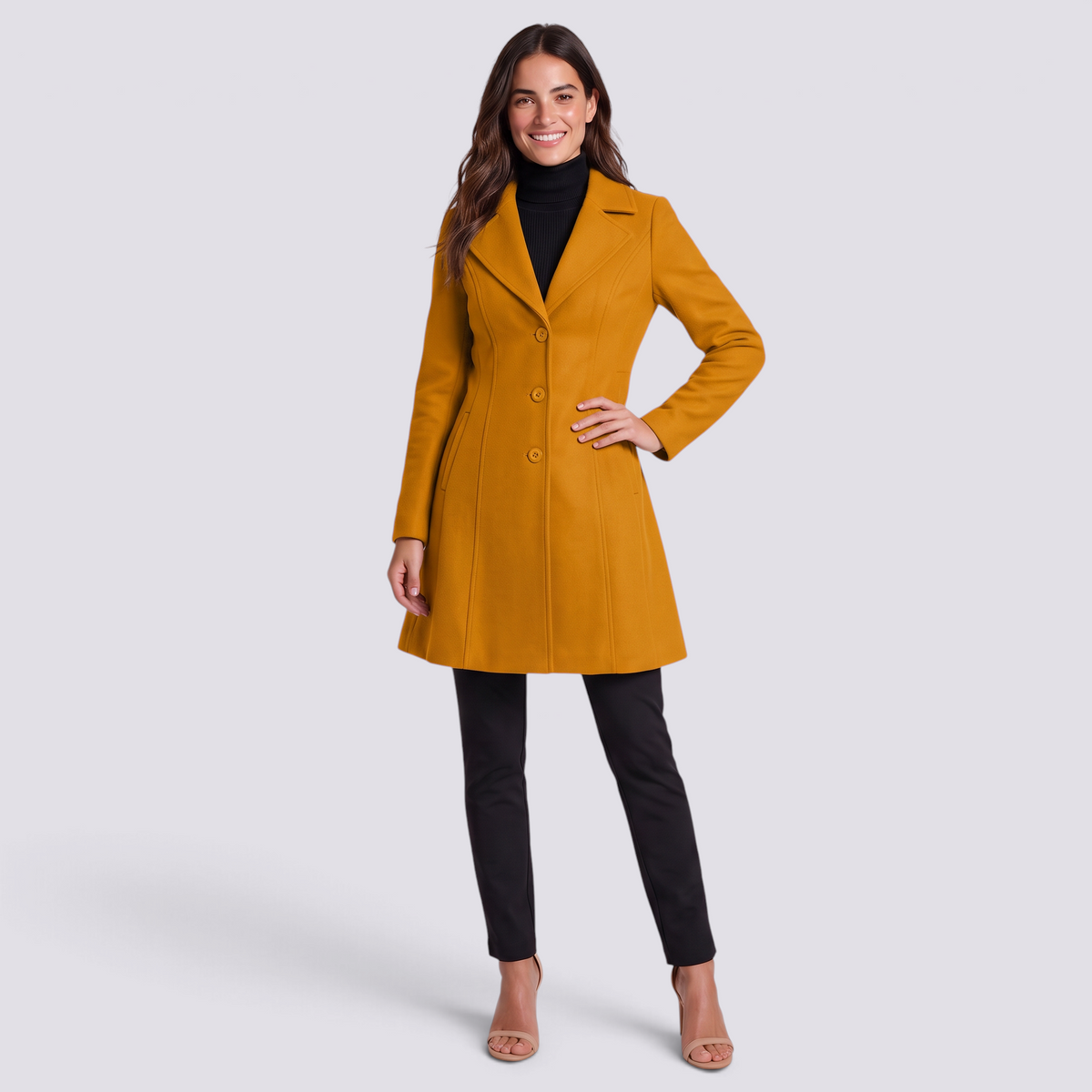 Abrigo entallado de mujer con solapa ancha y tres botones en color amarillo ámbar, vista frontal