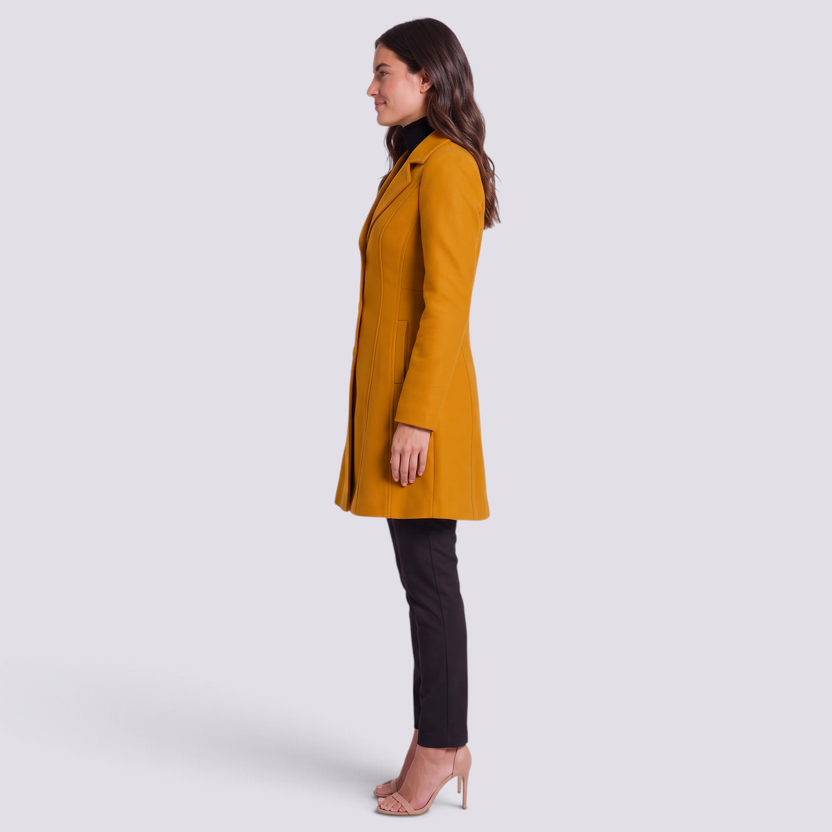 Abrigo entallado de mujer con solapa ancha y tres botones en color amarillo ámbar, vista lateral