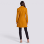 Abrigo entallado de mujer con solapa ancha y tres botones en color amarillo ámbar, vista trasera