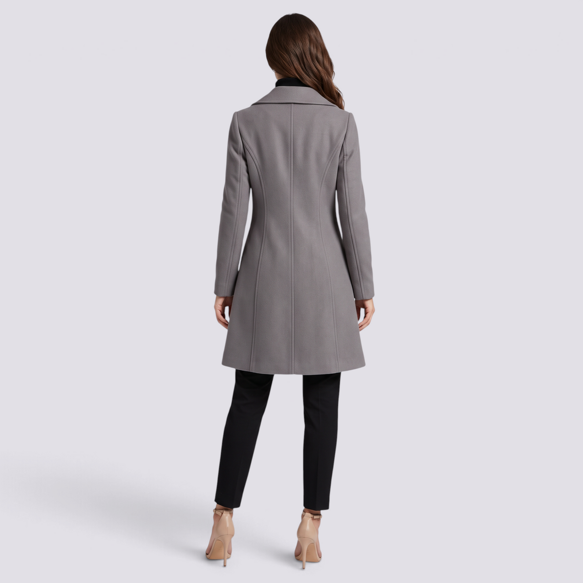 Abrigo entallado de mujer con solapa ancha y tres botones en color gris, vista trasera