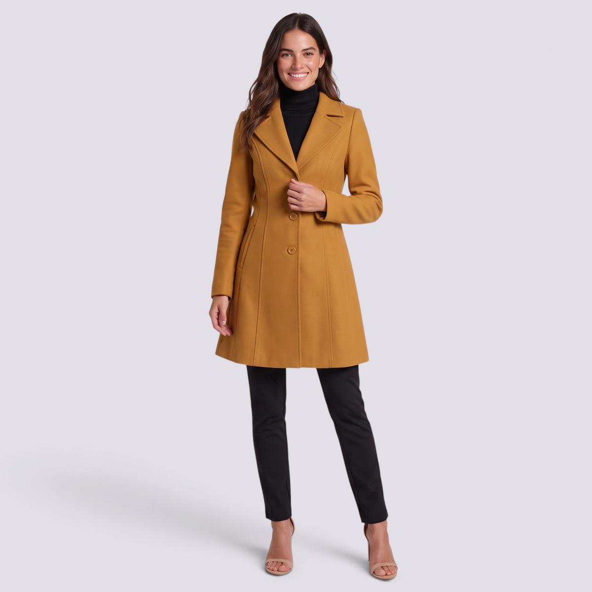 Abrigo entallado de mujer con solapa ancha y tres botones en color amarillo mostaza, vista frontal