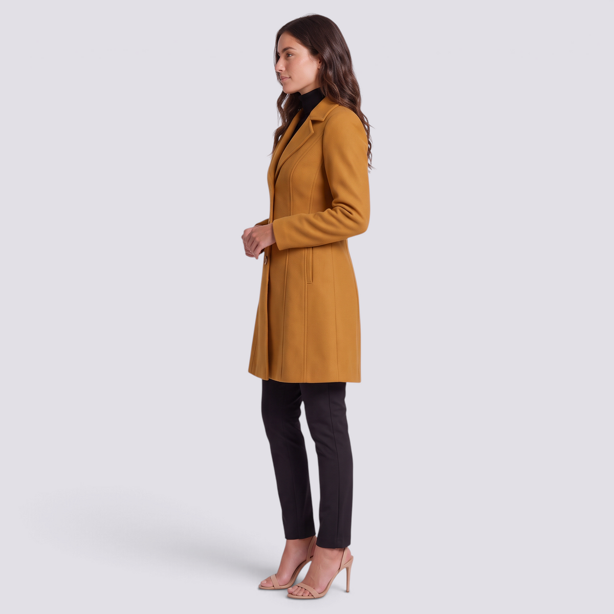 Abrigo entallado de mujer con solapa ancha y tres botones en color amarillo mostaza, vista lateral