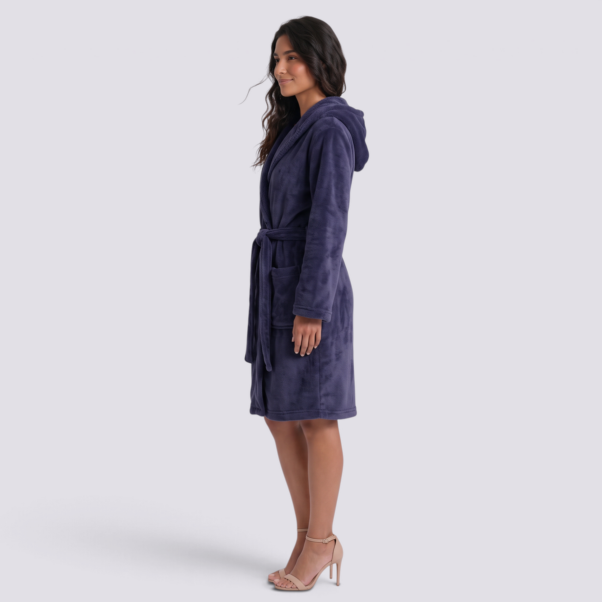 Albornoz de mujer con capucha de felpa suave y cinturón a juego color azul marino, vista lateral