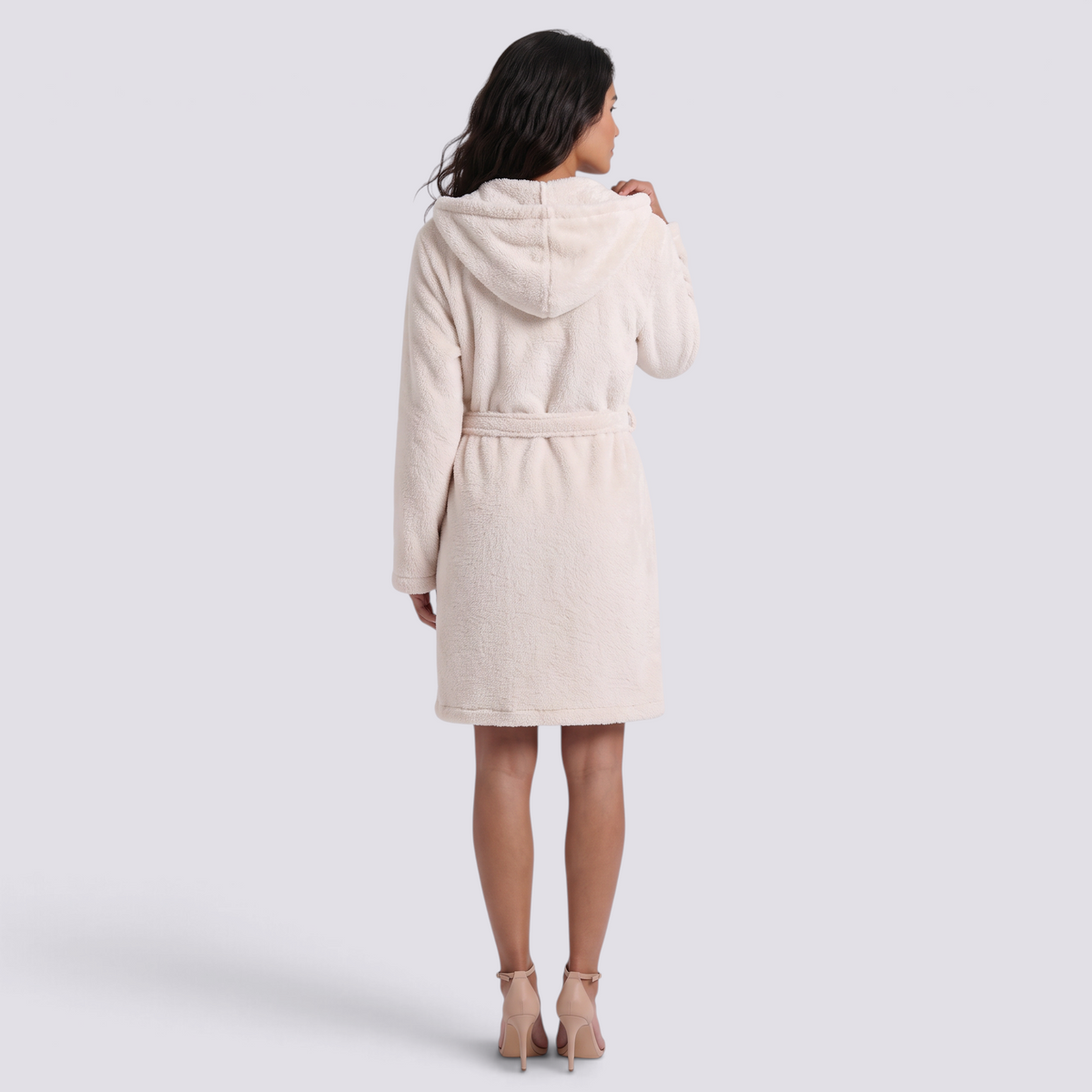 Albornoz de mujer con capucha de felpa suave y cinturón a juego color beige, vista trasera