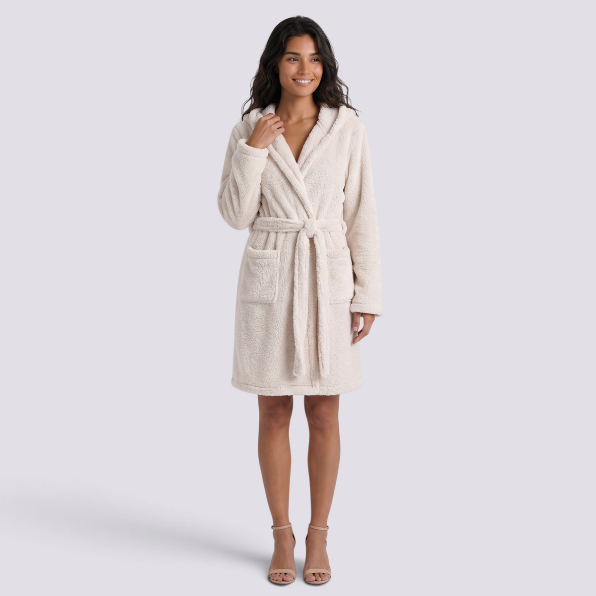 Albornoz de mujer con capucha de felpa suave y cinturón a juego color beige, vista frontal