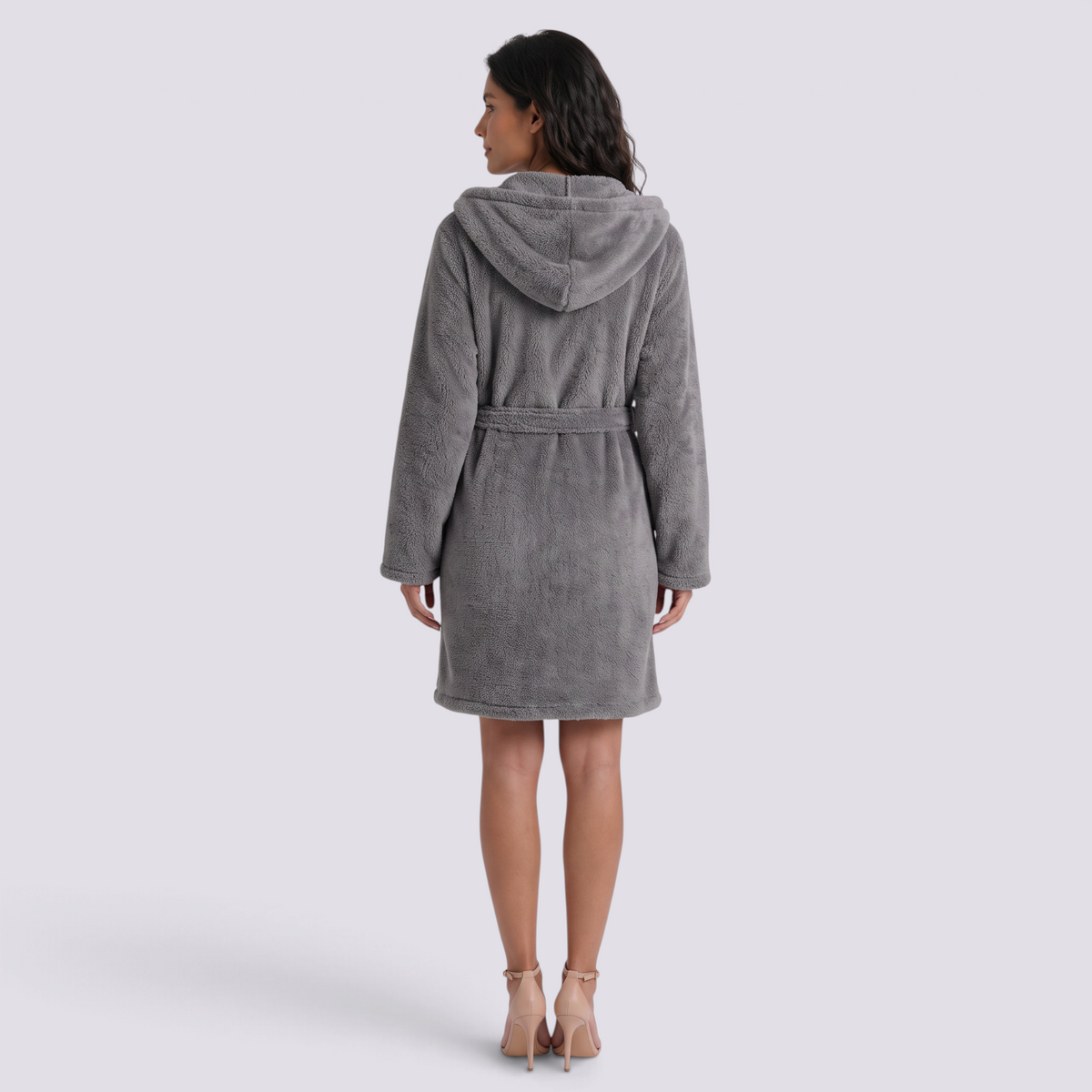 Albornoz de mujer con capucha de felpa suave y cinturón a juego color gris, vista trasera