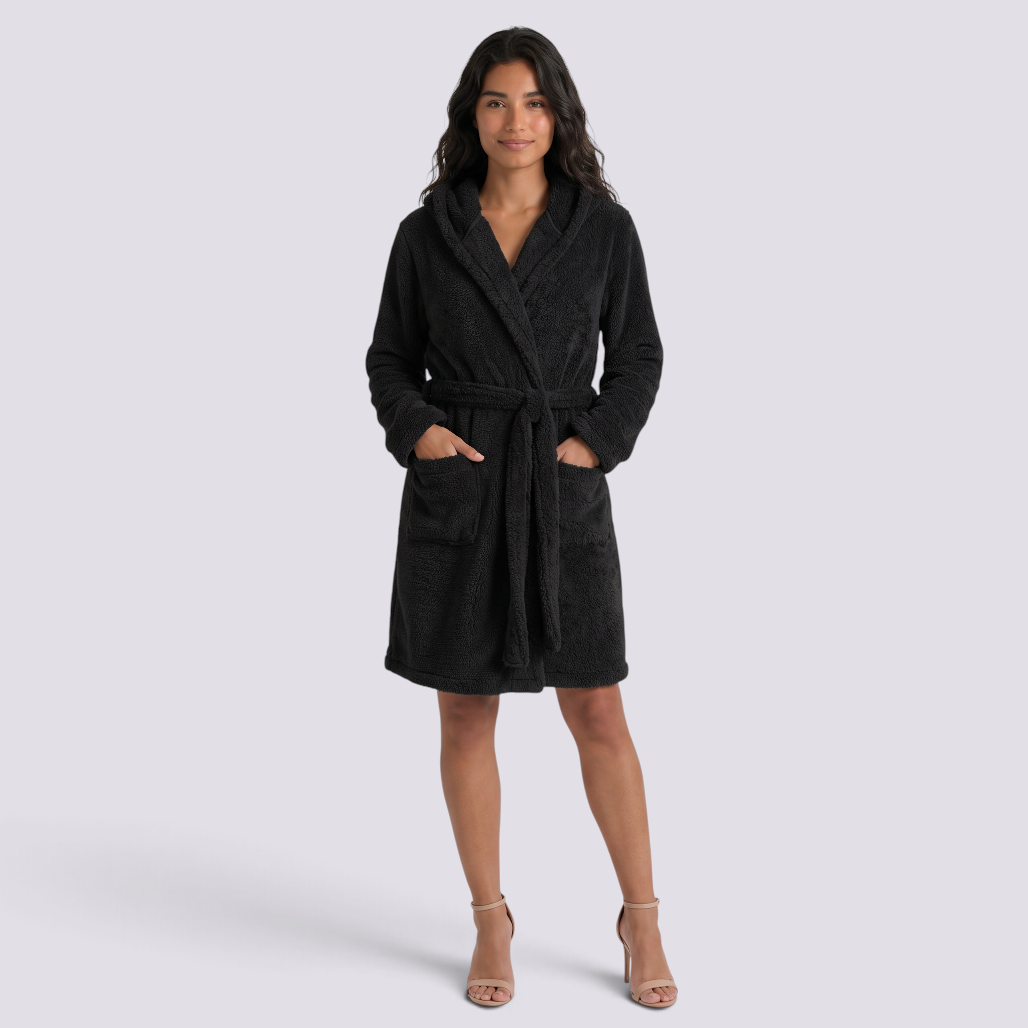 Albornoz de mujer con capucha de felpa suave y cinturón a juego color negro, vista frontal
