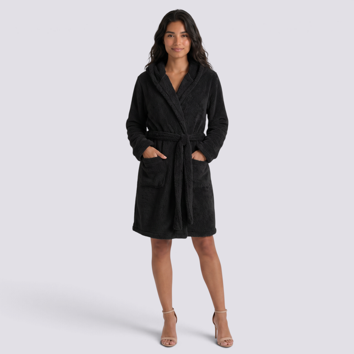 Albornoz de mujer con capucha de felpa suave y cinturón a juego color negro, vista frontal