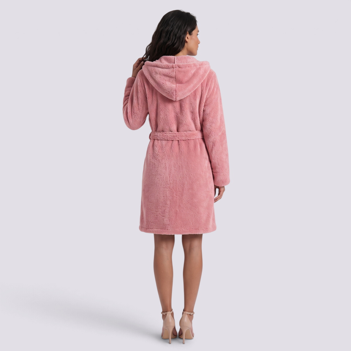 Albornoz de mujer con capucha de felpa suave y cinturón a juego color rosa, vista trasera