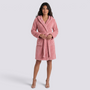 Albornoz de mujer con capucha de felpa suave y cinturón a juego color rosa, vista frontal