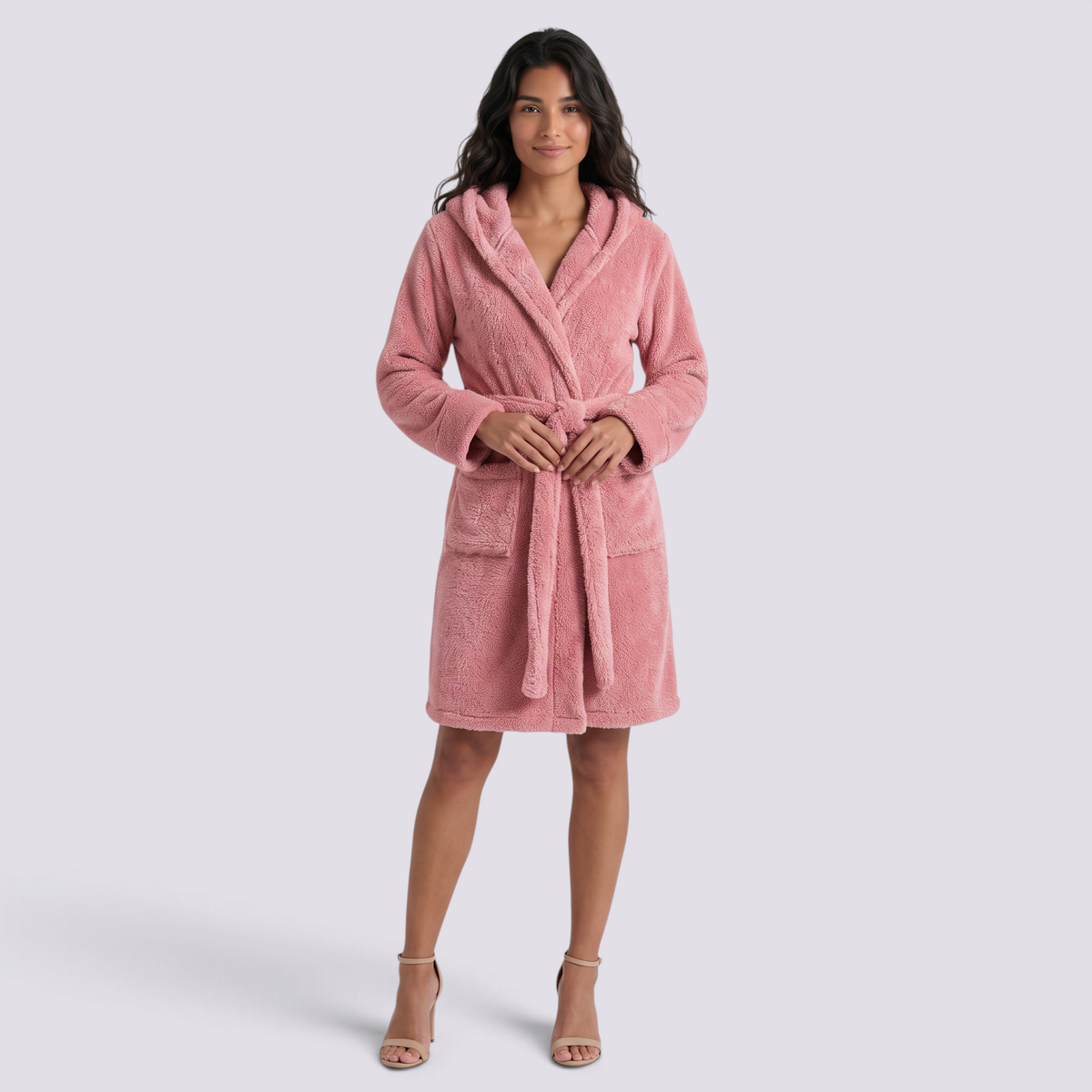 Albornoz de mujer con capucha de felpa suave y cinturón a juego color rosa, vista frontal