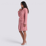Albornoz de mujer con capucha de felpa suave y cinturón a juego color rosa, vista lateral
