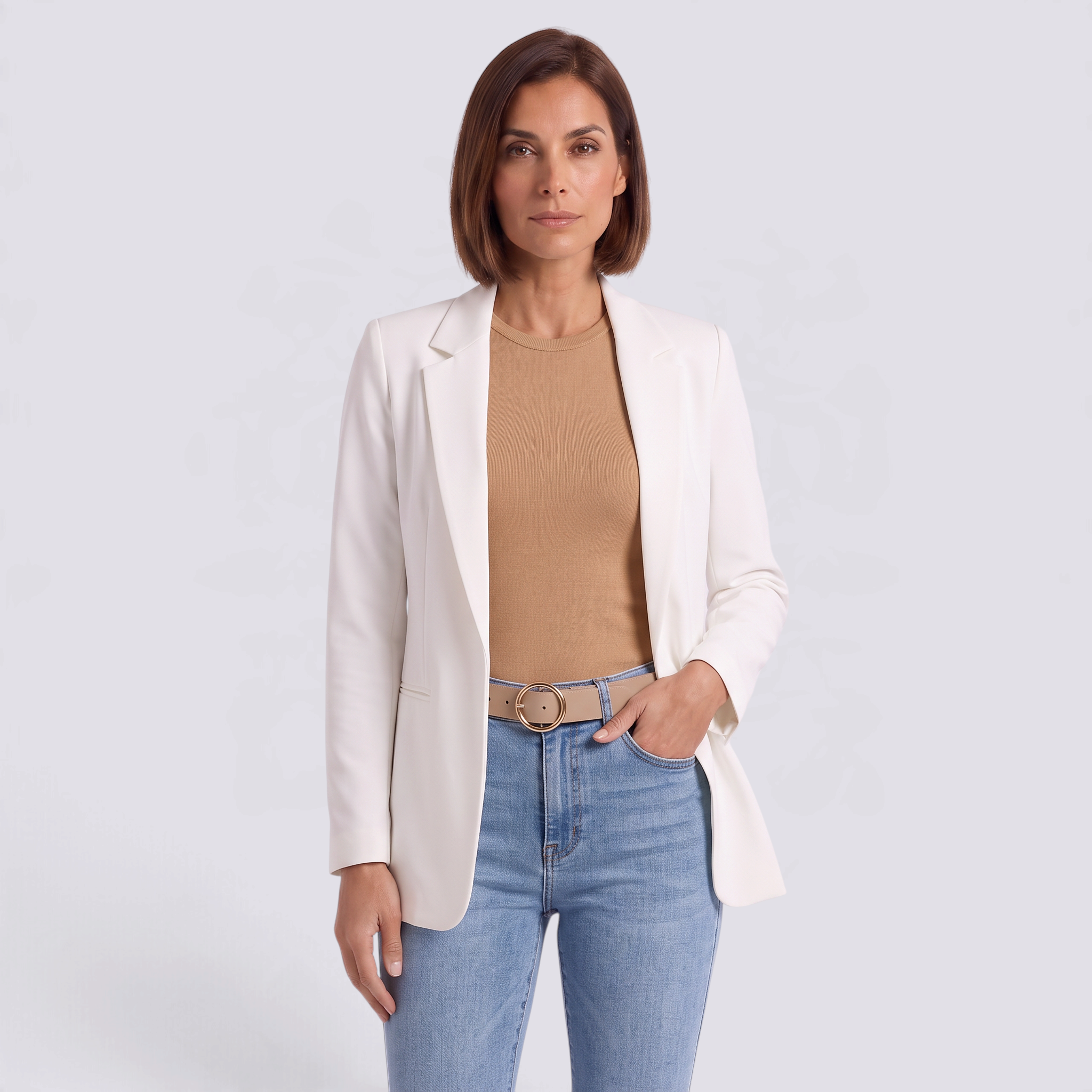 Mujer con americana larga abierta sin botones en color blanco, vista frontal