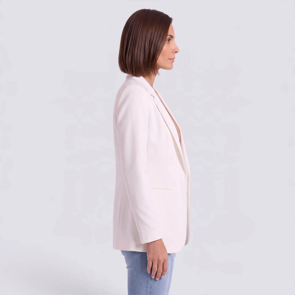 Mujer con americana larga abierta sin botones en color blanco, vista lateral