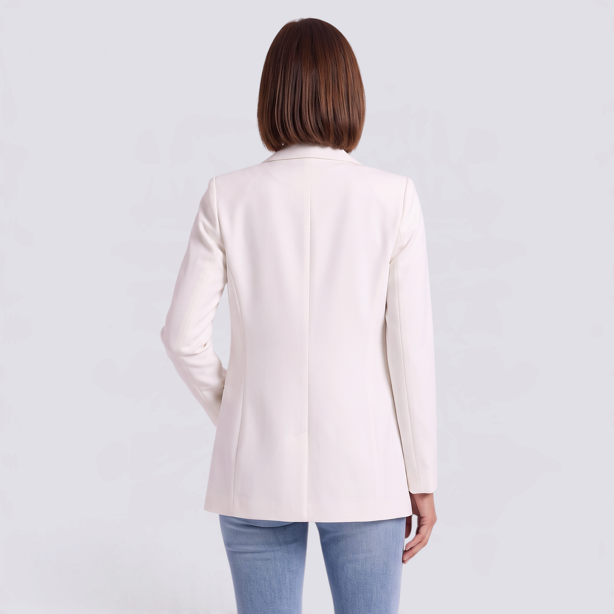 Mujer con americana larga abierta sin botones en color blanco, vista trasera