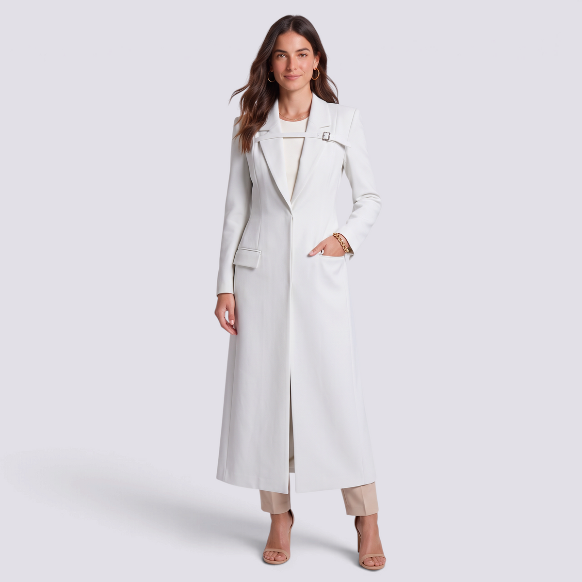 Mujer con blazer largo blanco entallado con hebilla, vista frontal