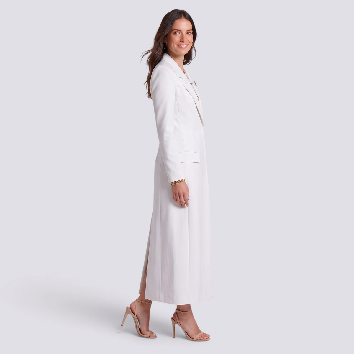 Mujer con blazer largo blanco entallado con hebilla, vista lateral