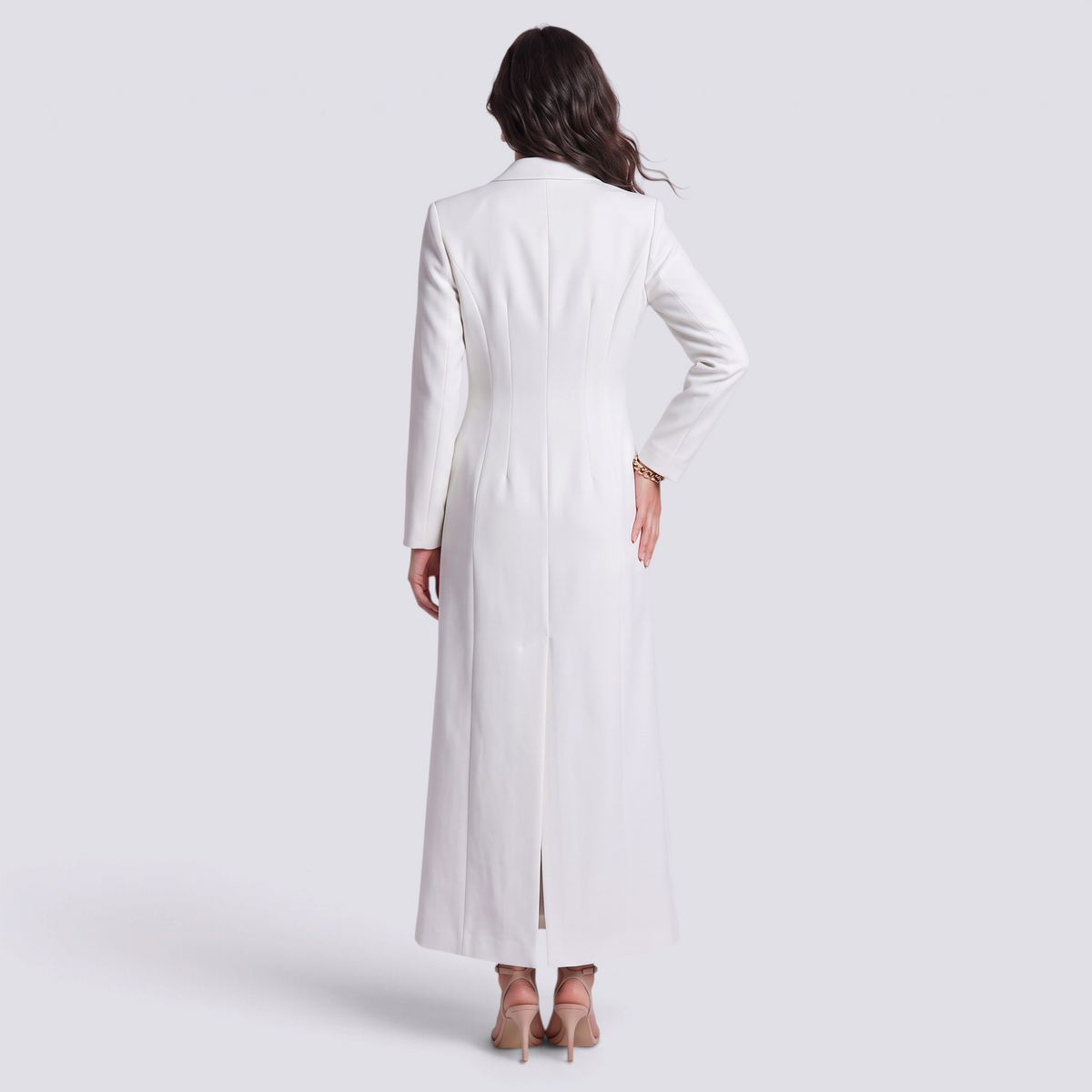 Mujer con blazer largo blanco entallado con hebilla, vista trasera
