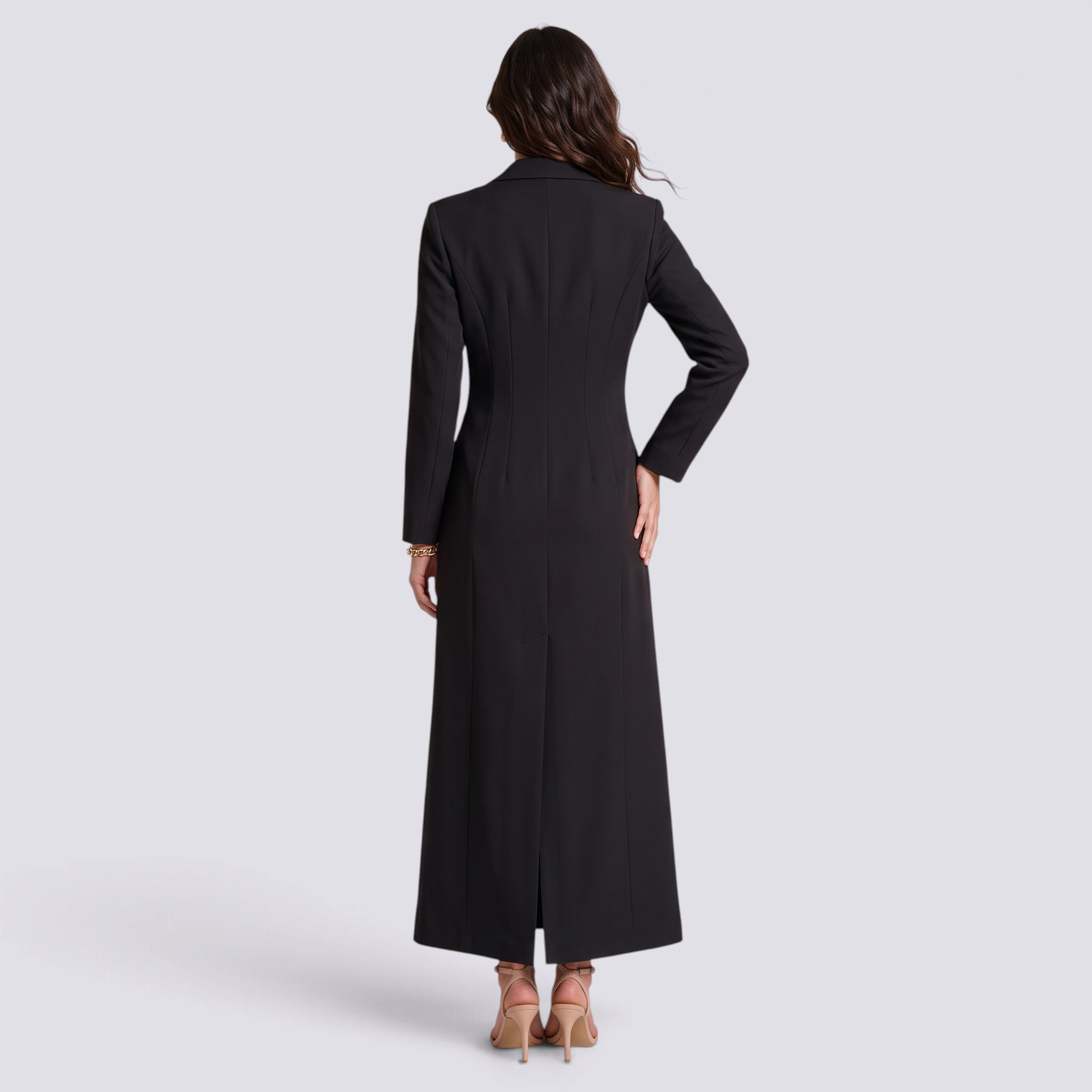 Mujer con blazer largo negro entallado con hebilla, vista trasera