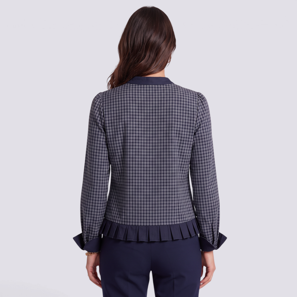Blusa mujer de cuadros con cuello mao y volante plisado, vista trasera