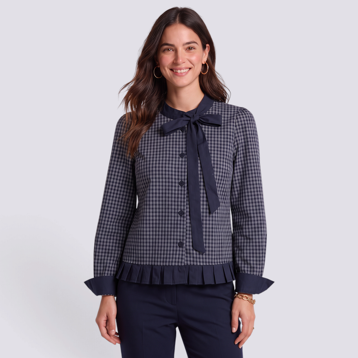 Blusa mujer de cuadros con lazo al cuello y volante plisado, vista frontal