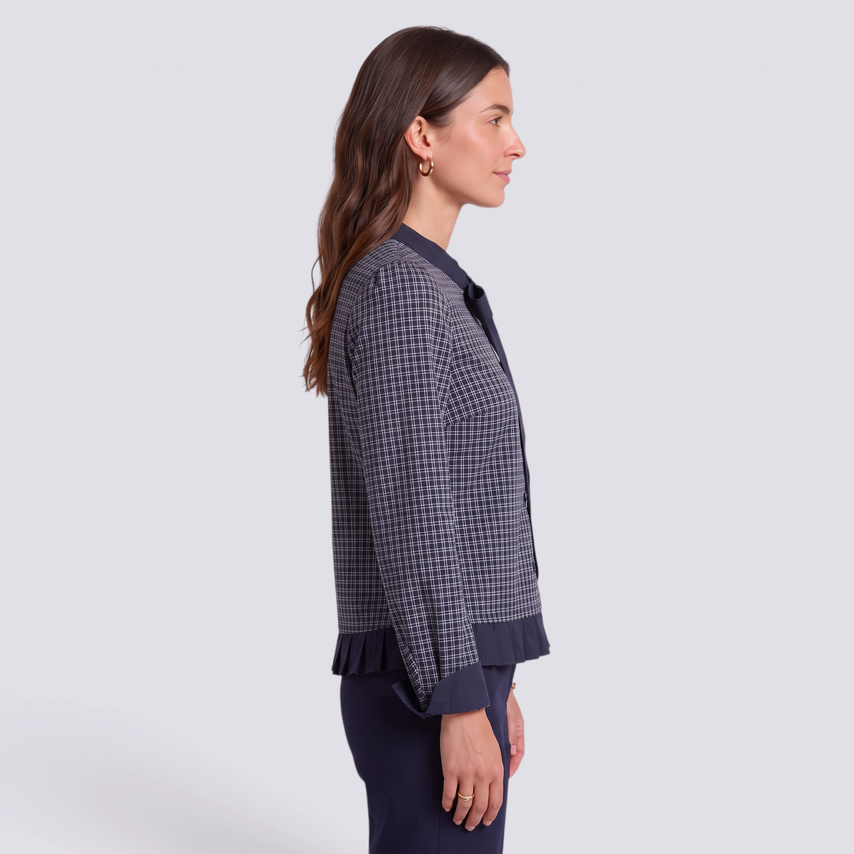 Blusa mujer de cuadros con puños anchos y volante plisado, vista lateral