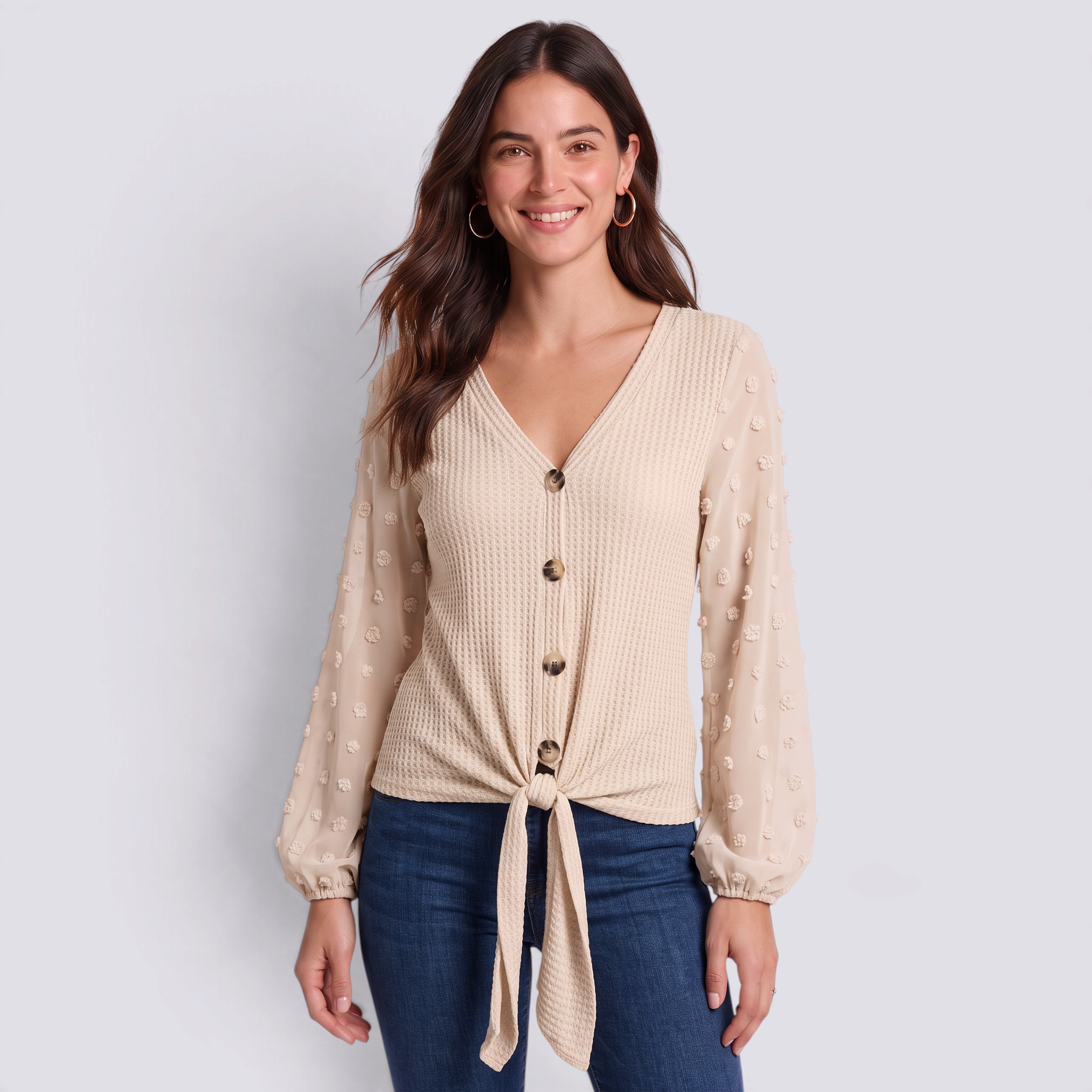 Blusa mujer beige de punto waffle con mangas de plumeti, botones y nudo en el bajo, vista frontal