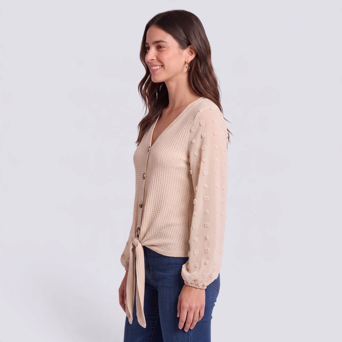 Blusa mujer beige de punto waffle con mangas de plumeti, botones y nudo en el bajo, vista lateral