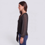 Blusa mujer negro de punto waffle con mangas de plumeti, botones y nudo en el bajo, vista lateral