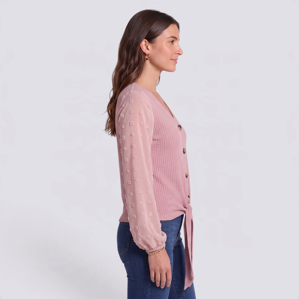 Blusa mujer rosa de punto waffle con mangas de plumeti, botones y nudo en el bajo, vista lateral