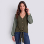 Blusa mujer verde de punto waffle con mangas de plumeti, botones y nudo en el bajo, vista frontal