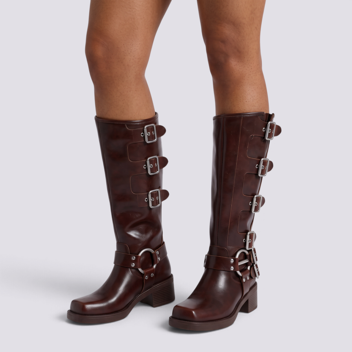 Botas biker mujer marrón con hebillas, vista frontal