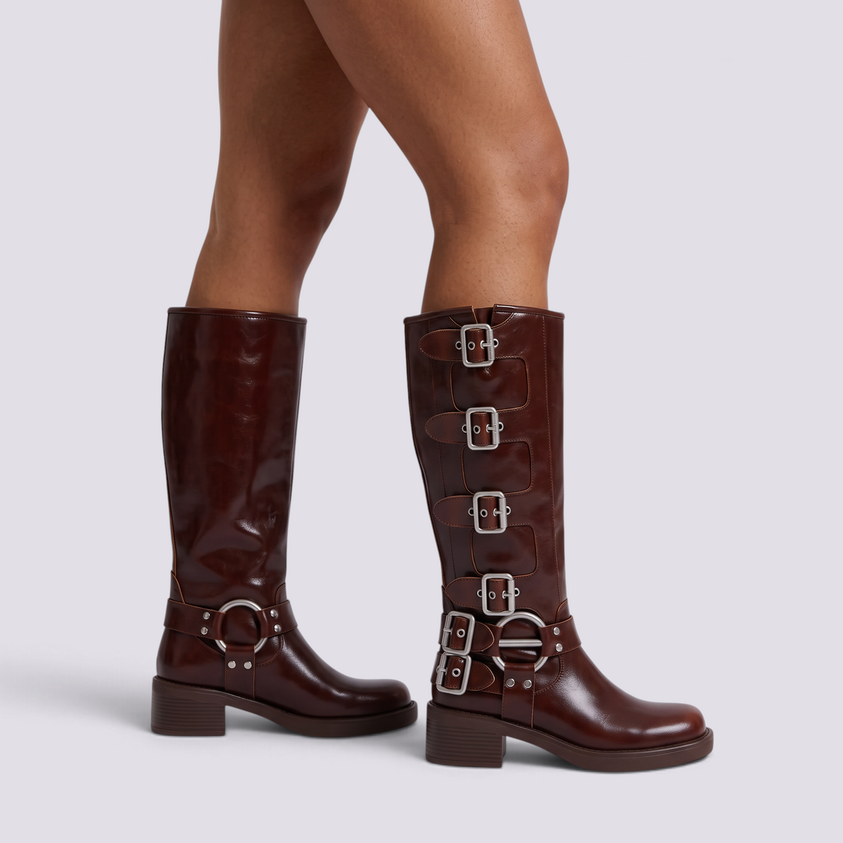 Botas biker mujer marrón con hebillas, vista lateral