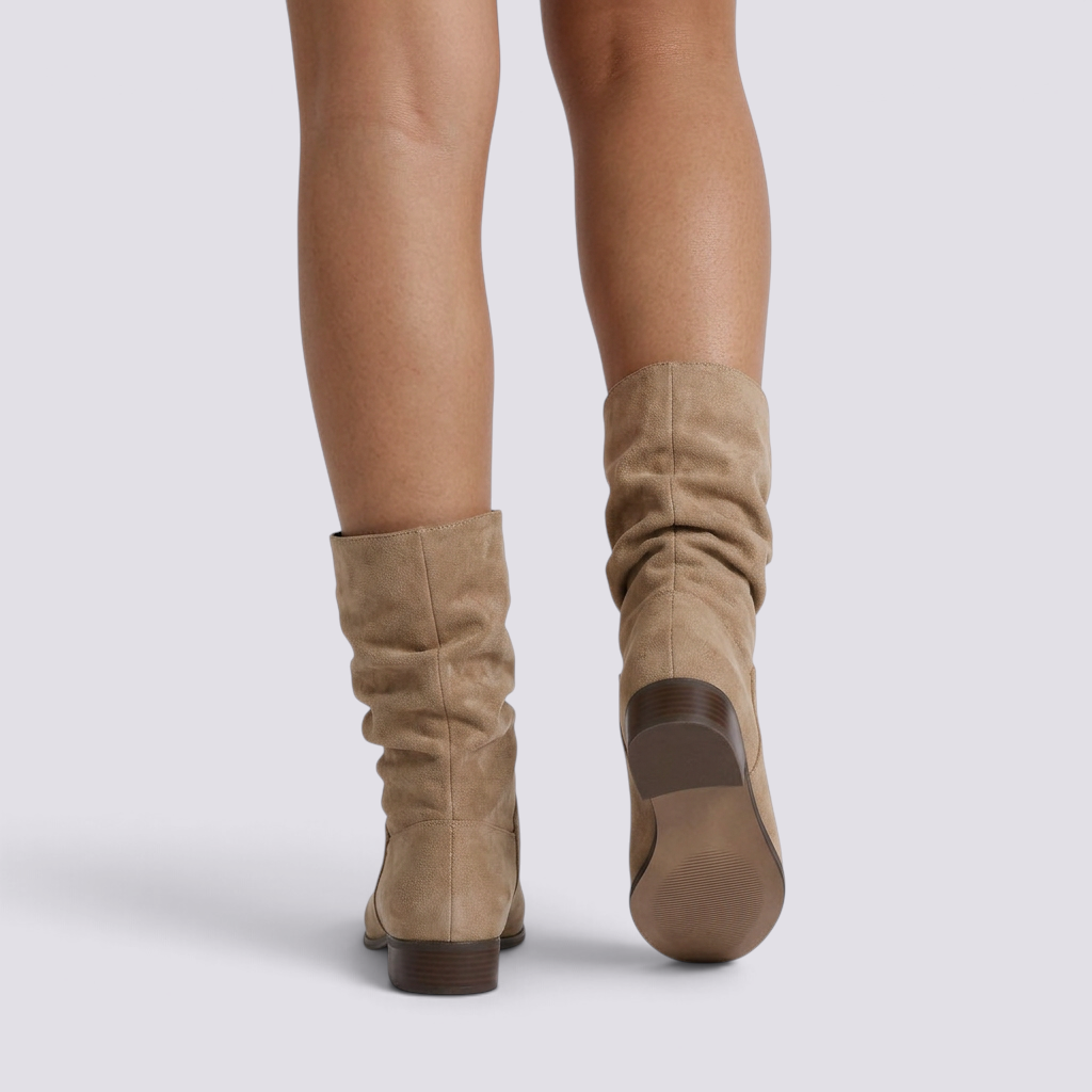 Botas caña media mujer slouch punta fina beige vista trasera