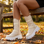 Botas militares mujer caña media en un parque en otoño