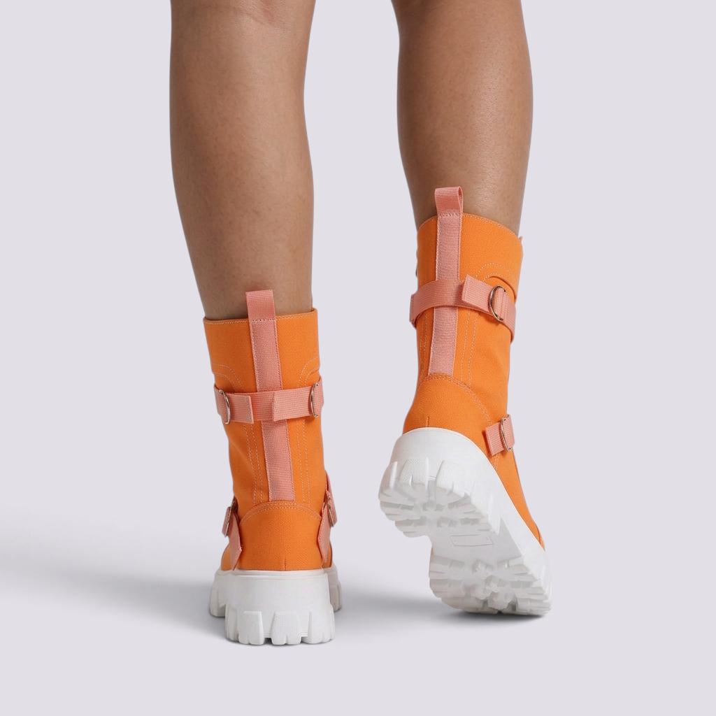 Botas militares mujer caña media naranja vista trasera