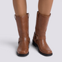 Botas moteras mujer caña media con arnés en marrón claro, vista frontal