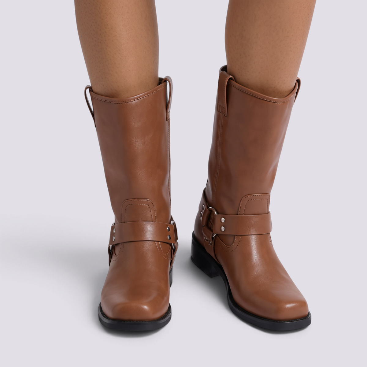 Botas moteras mujer caña media con arnés en marrón claro, vista frontal
