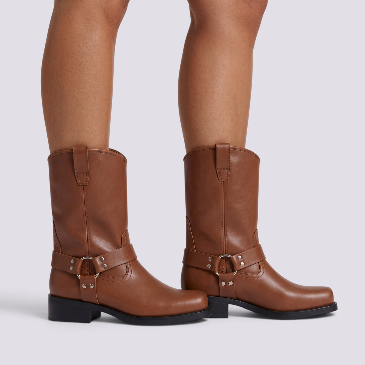 Botas moteras mujer caña media con arnés en marrón claro, vista lateral