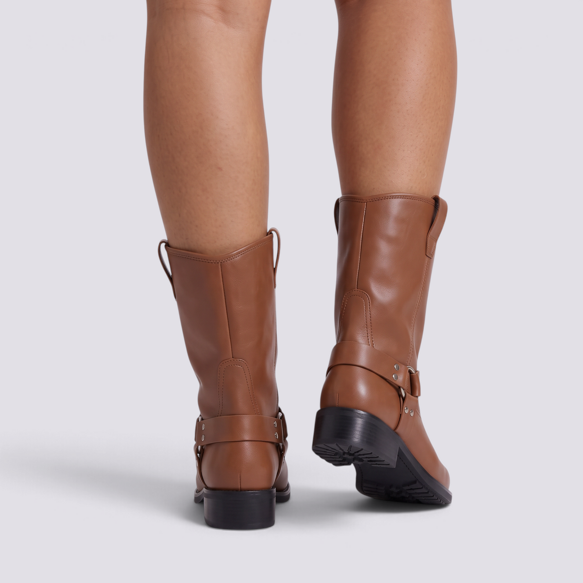 Botas moteras mujer caña media con arnés en marrón claro, vista trasera
