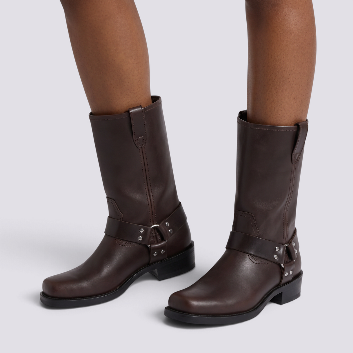 Botas moteras mujer caña media con arnés en marrón oscuro, vista frontal