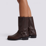 Botas moteras mujer caña media con arnés en marrón oscuro, vista lateral