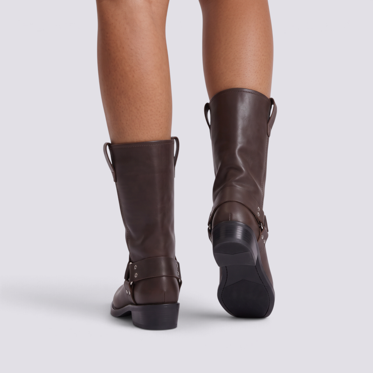 Botas moteras mujer caña media con arnés en marrón oscuro, vista trasera
