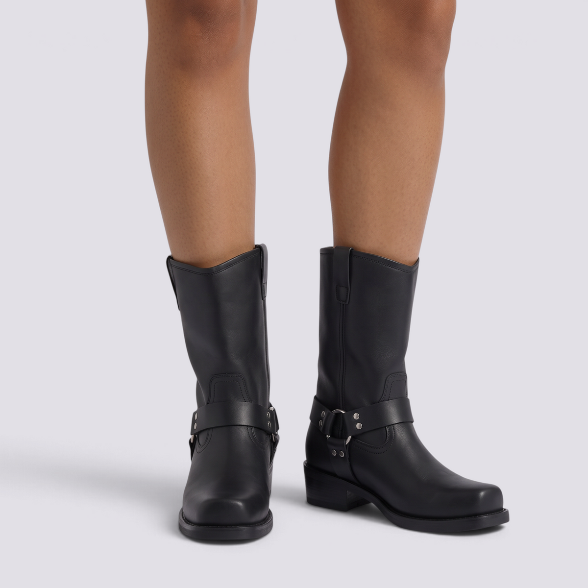 Botas moteras mujer caña media con arnés en negro, vista frontal