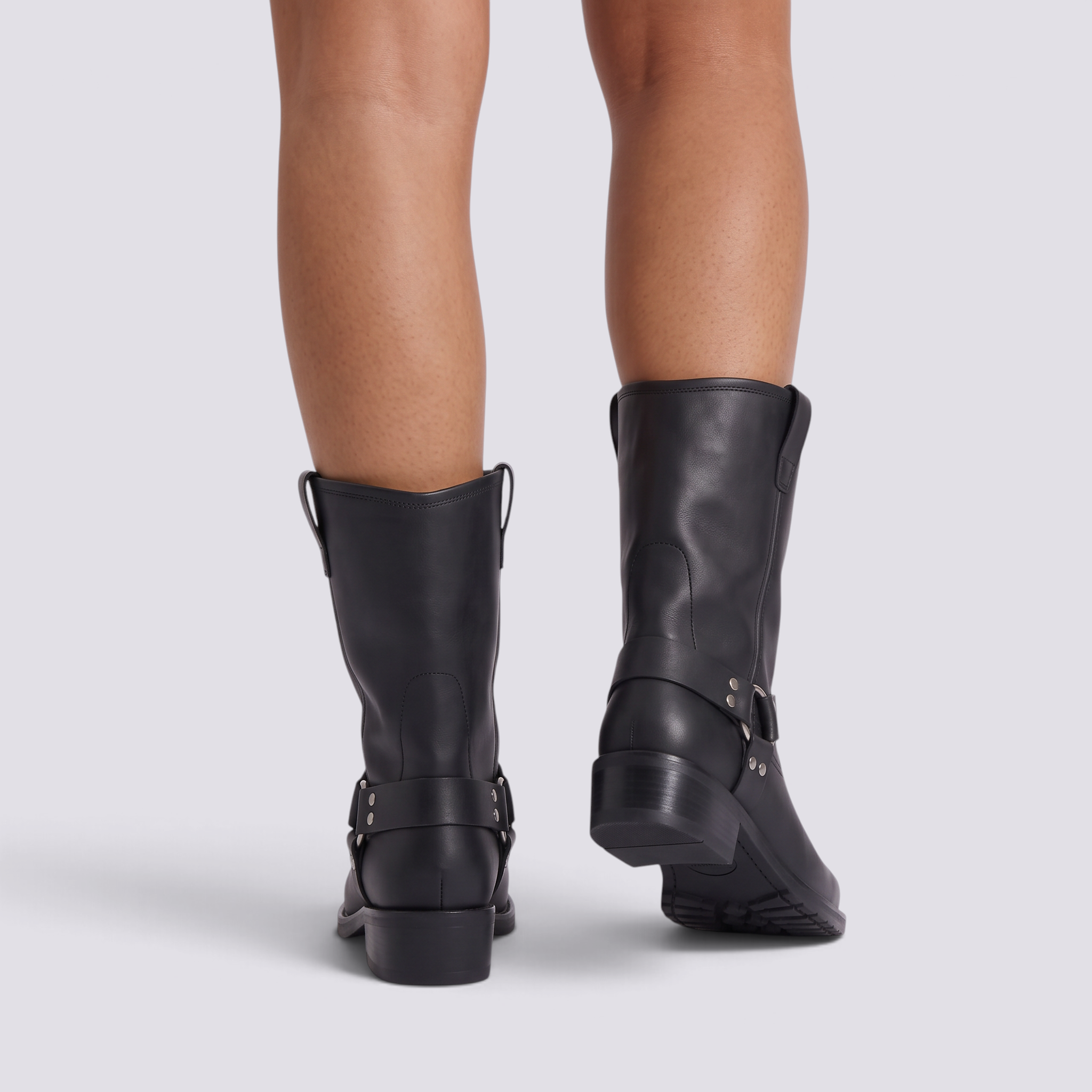 Botas moteras mujer caña media con arnés en negro, vista trasera