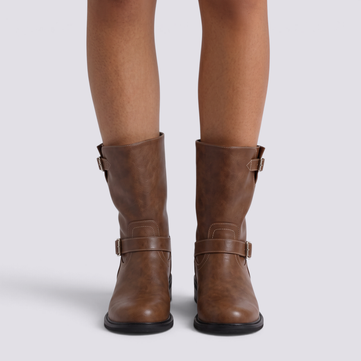 Botas mujer caña media con doble hebilla en marrón oscuro, vista frontal