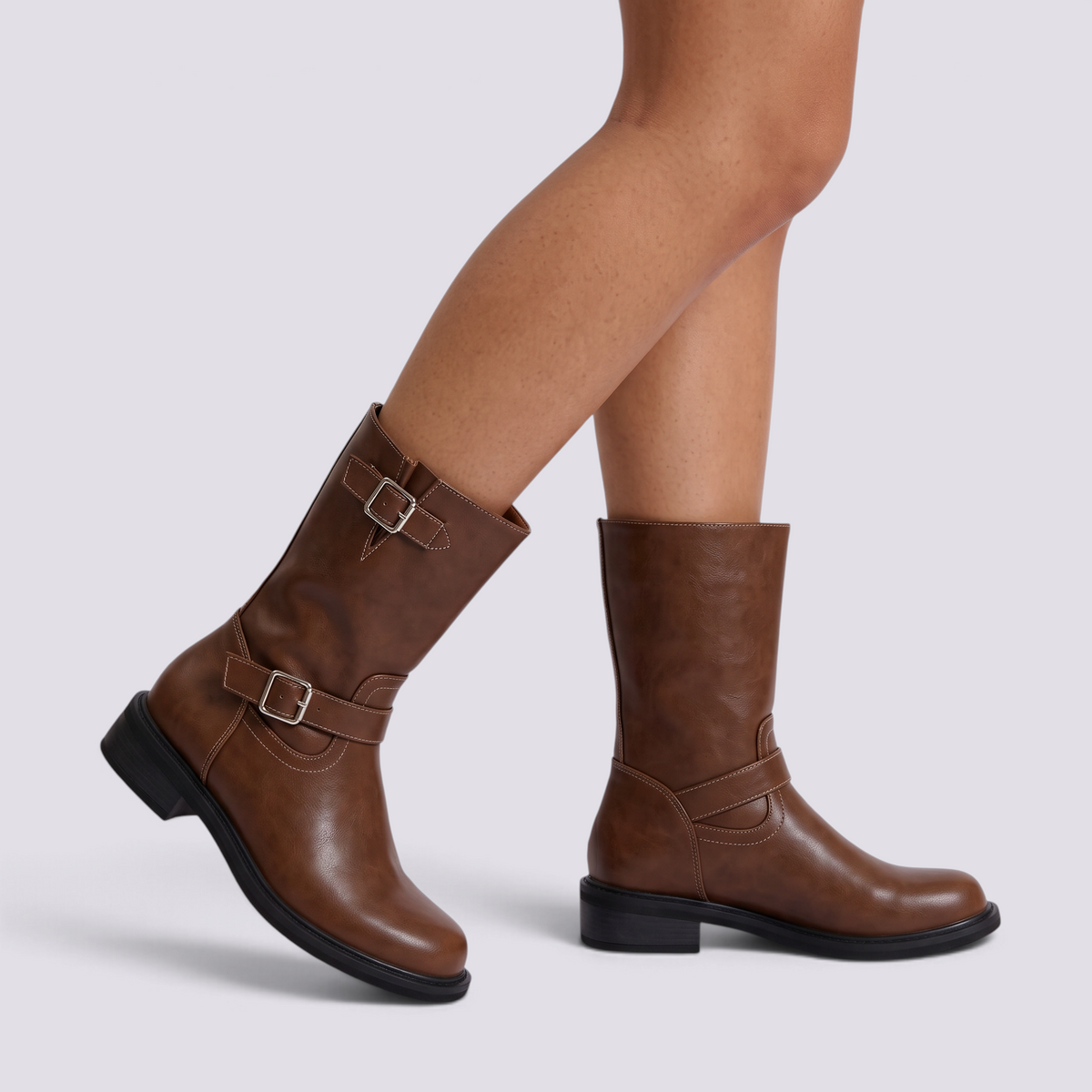 Botas mujer caña media con doble hebilla en marrón oscuro, vista lateral