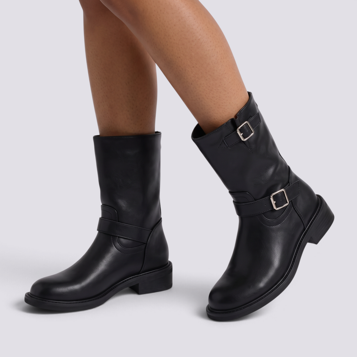 Botas mujer caña media con doble hebilla en negro, vista frontal