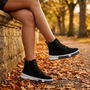 Botines Mujer Casual Efecto Ante con Cordones en un parque otoñal