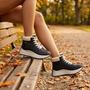 Botines Mujer Deportivos Forro Borreguito en un parque de otoño